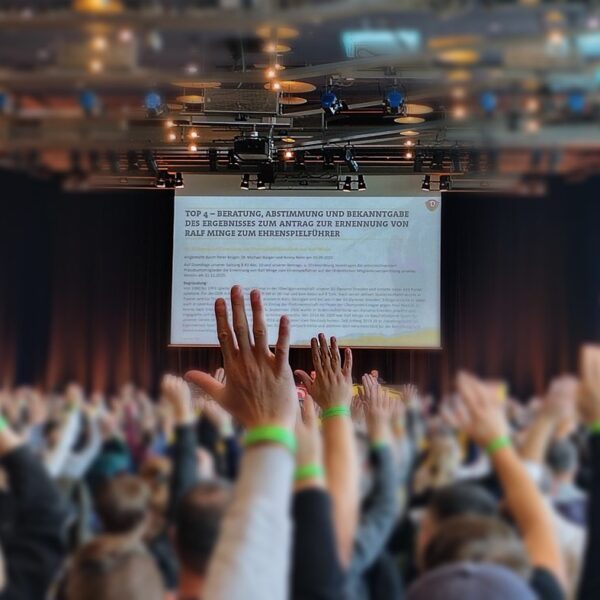 Mitgliederversammlung Abstimmung Ehrenspielführer Ralf inge