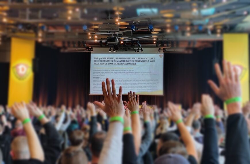 Mitgliederversammlung Abstimmung Ehrenspielführer Ralf inge