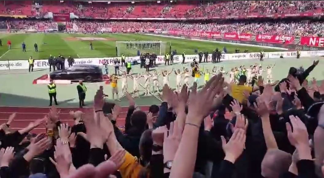 Erlösendes Feiern mit der Mannschaft